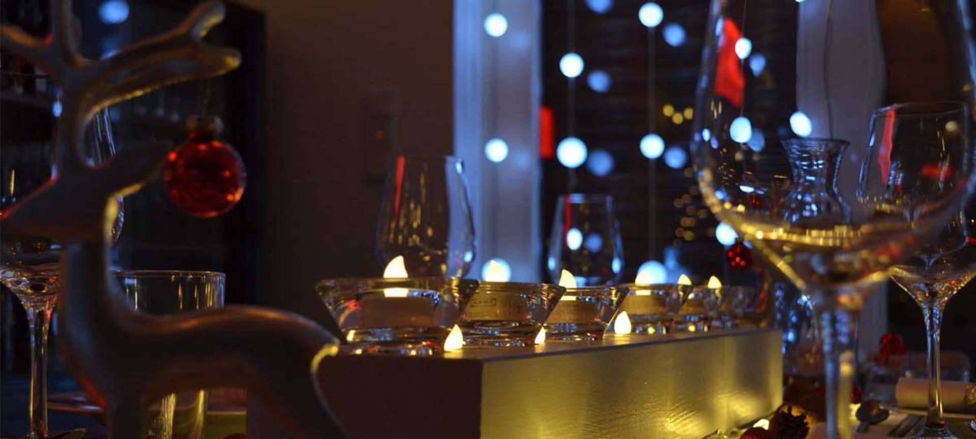 Bands und DJs gestalten Ihre Weihnachtsfeier.